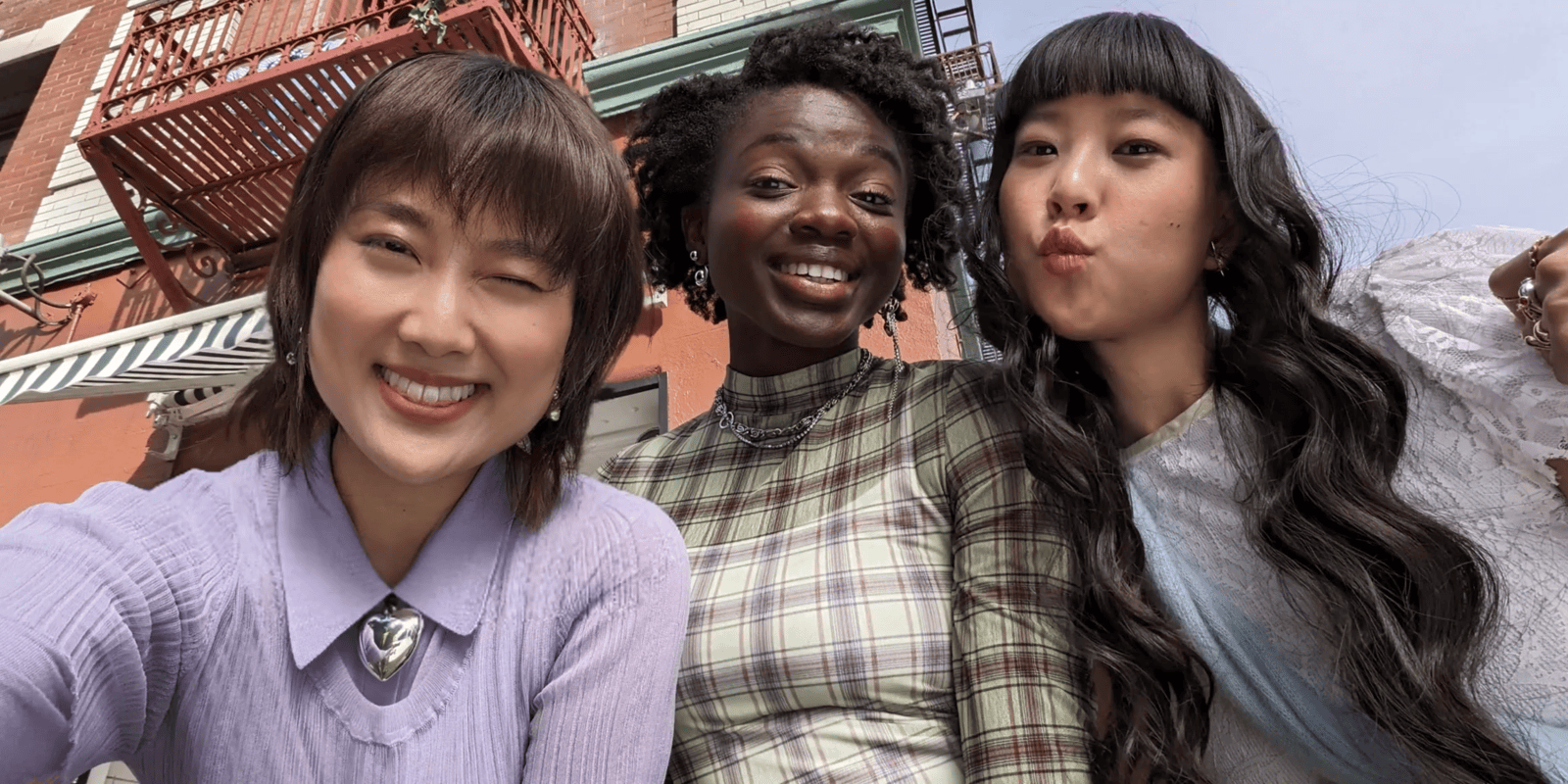 Tres chicas posando para foto